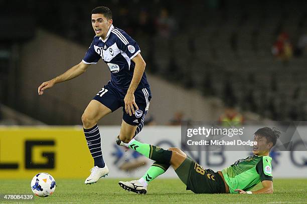 Tomas Rogic of the Victory runs with the ball past Lee Gang Jin of Joenbuk contest for the ball during the AFC Asian Champions League match between...