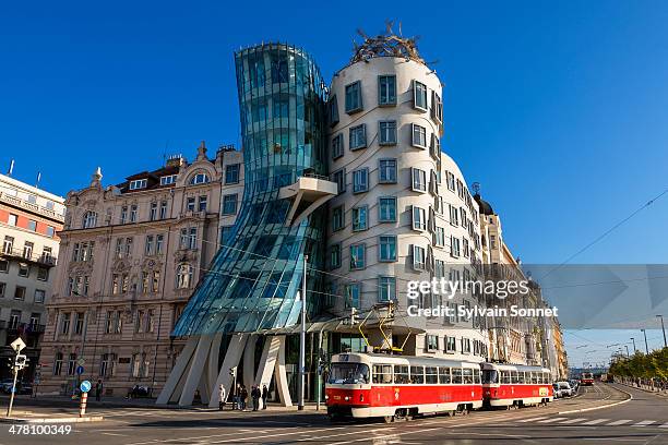 dancing house by architects gehry and milunic prag - frank gehry stock-fotos und bilder