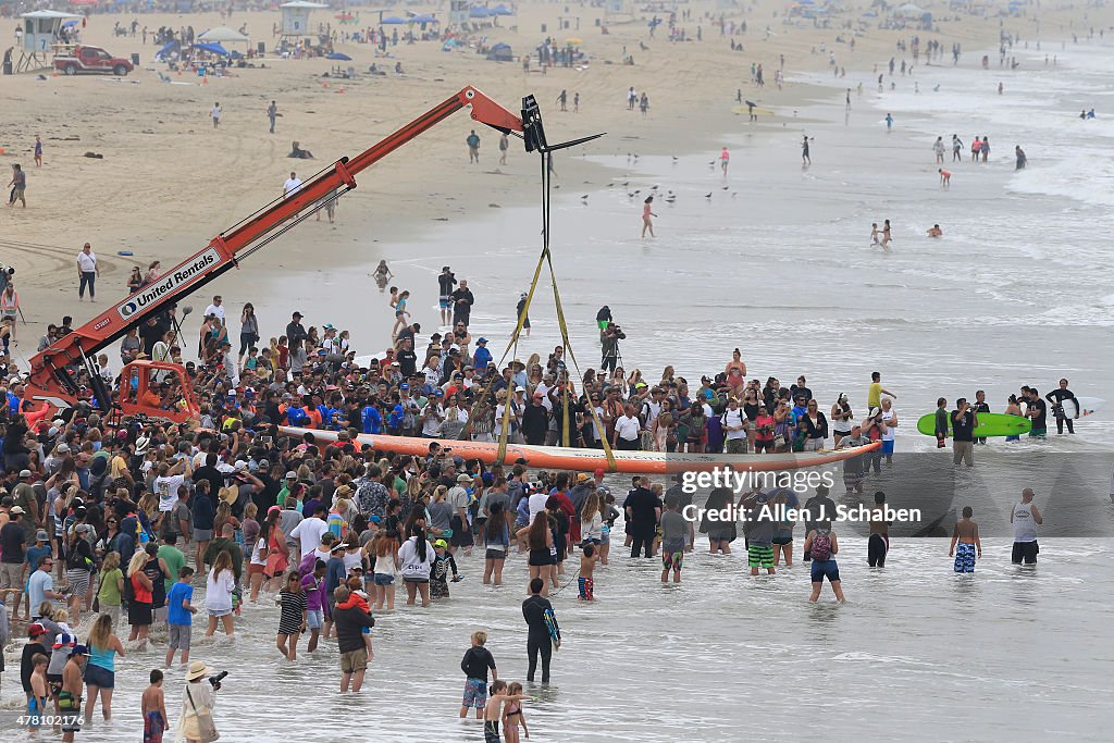 Guinness Record attempt for most people on a surfboard