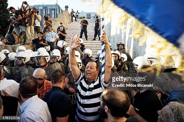 Pro-Euro protesters take part in a rally in front of the Parliament on June 22. 2015 in Athens, Greece. Thousends of people attended the rally in...