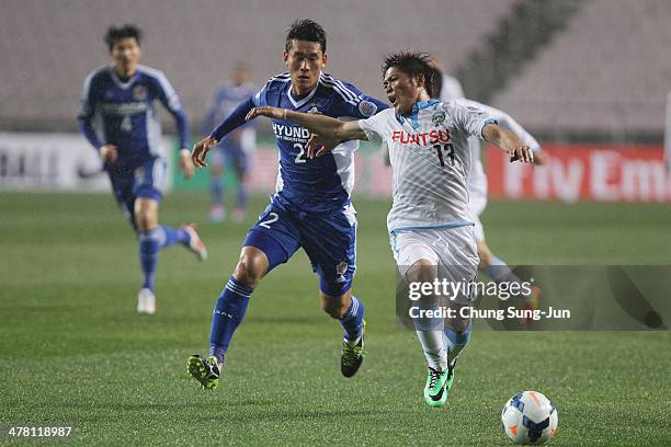 Yoshito Okubo of Kawasaki Frontale compete for the ball with Lee Yong of Ulsan Hyundai during the AFC Champions League match between Ulsan Hyundai...