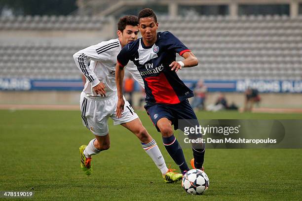 Mickael Latour of PSG beats Enzo Fernandez of Real Madrid during the UEFA Youth League Quarter Final match between Paris Saint-Germain FC and Real...