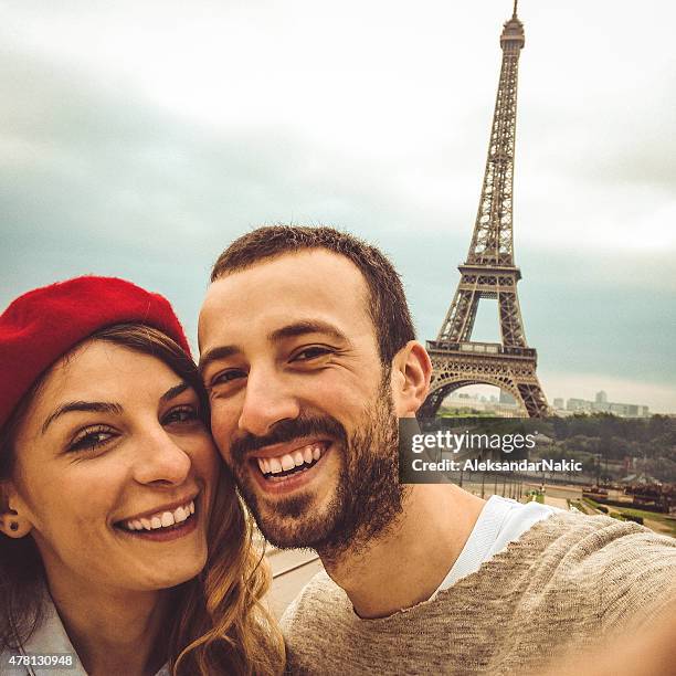 parisian selfie - couple paris stockfoto's en -beelden