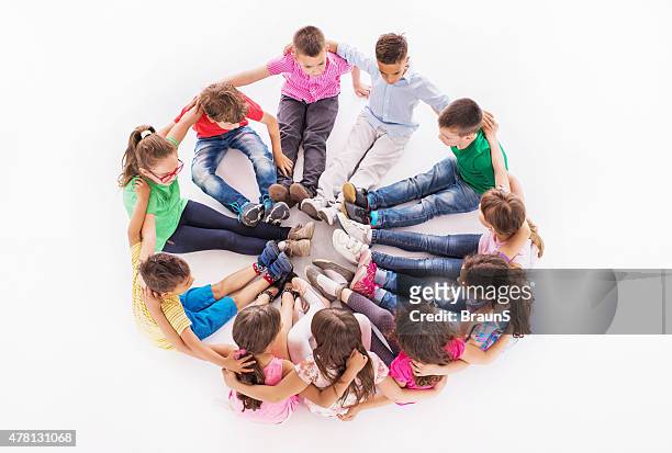 veduta dall'alto di un gruppo di bambini in cerchio stesso. - bambini seduti in cerchio foto e immagini stock