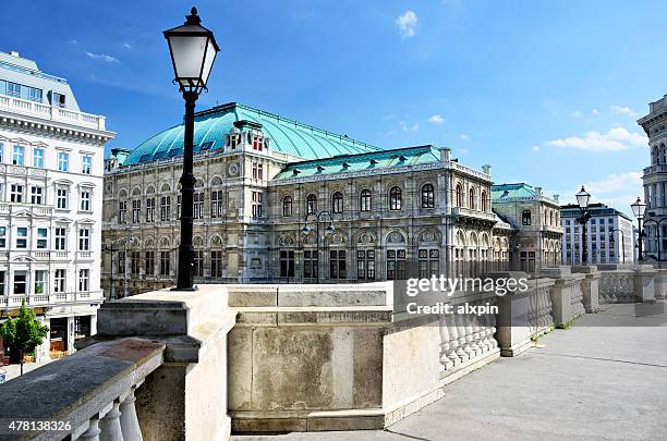 albertinaplatz, vienna - weense staatsopera stockfoto's en -beelden