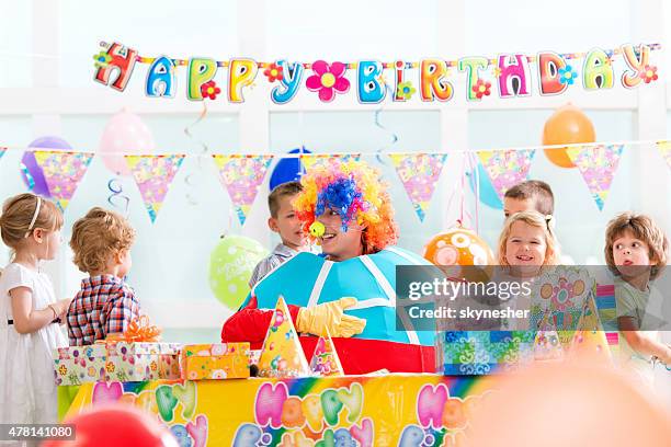 palhaço entreter crianças para a festa de aniversário da criança. - animator - fotografias e filmes do acervo
