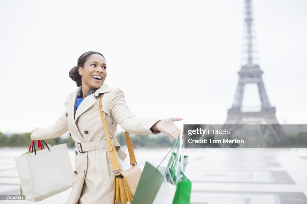 Mulher compras Sacos de transporte da Torre Eiffel, Paris, França
