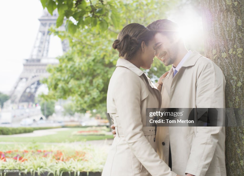 Casal Beijar no Parque perto da Torre Eiffel, Paris, França