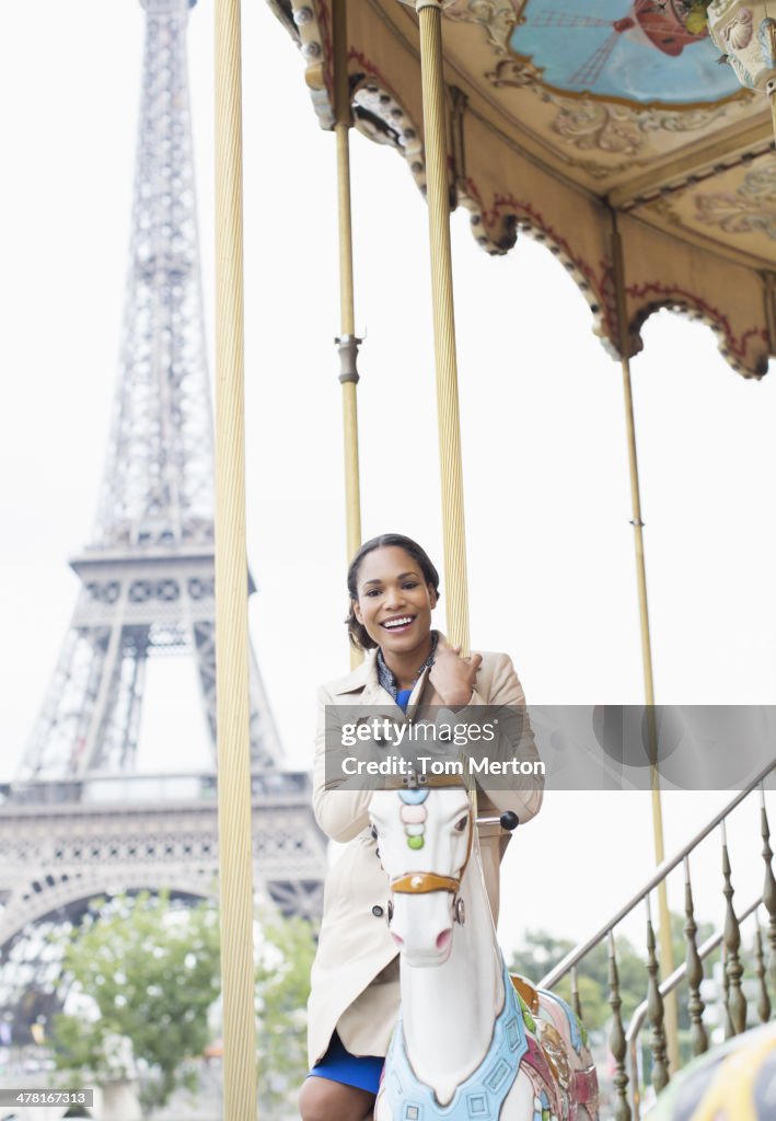 Mulher dirigindo carrossel junto à Torre Eiffel, Paris, França