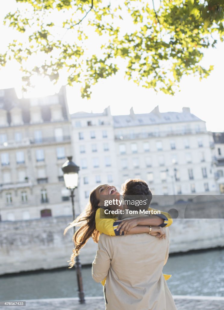 Pareja abrazándose a lo largo del río Seine, París, Francia