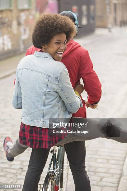 Casal Equitao Bicicletas Juntos Na Rua, Foto de stock