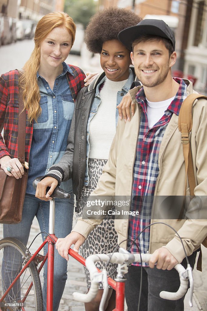 Amigos a sorrir juntos na rua principal