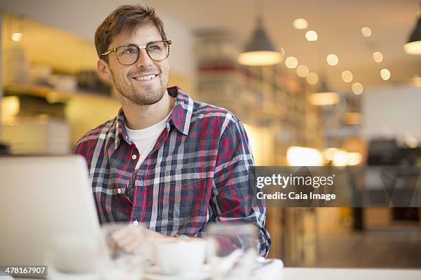 Mann Mit Laptop Im Caf, Stock-Foto