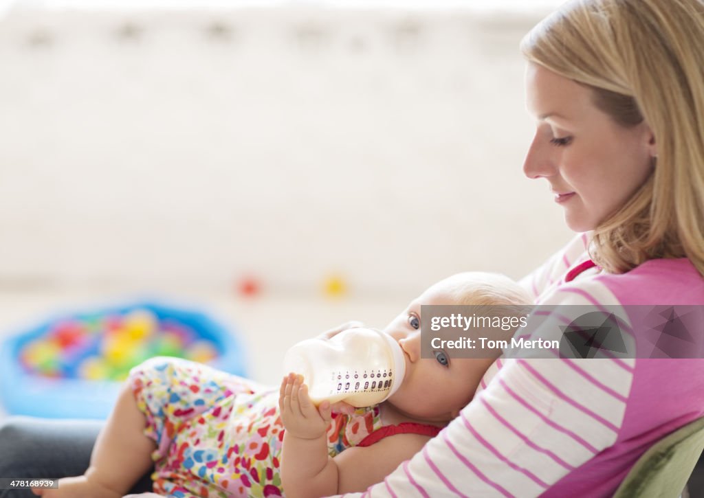 Mutter Füttern baby Mädchen aus der Flasche