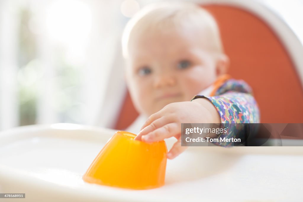 Bébé fille manger de chaise haute