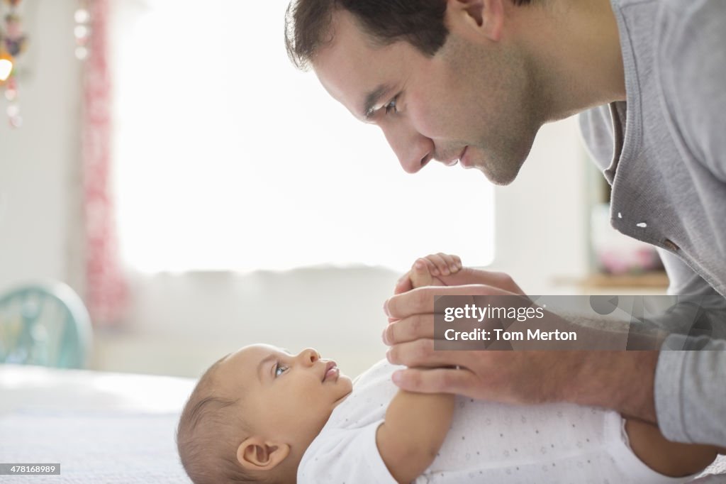 Pai adoring Bebé Menino