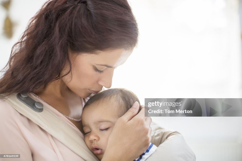 Mãe Beijar a dormir Bebé Menina