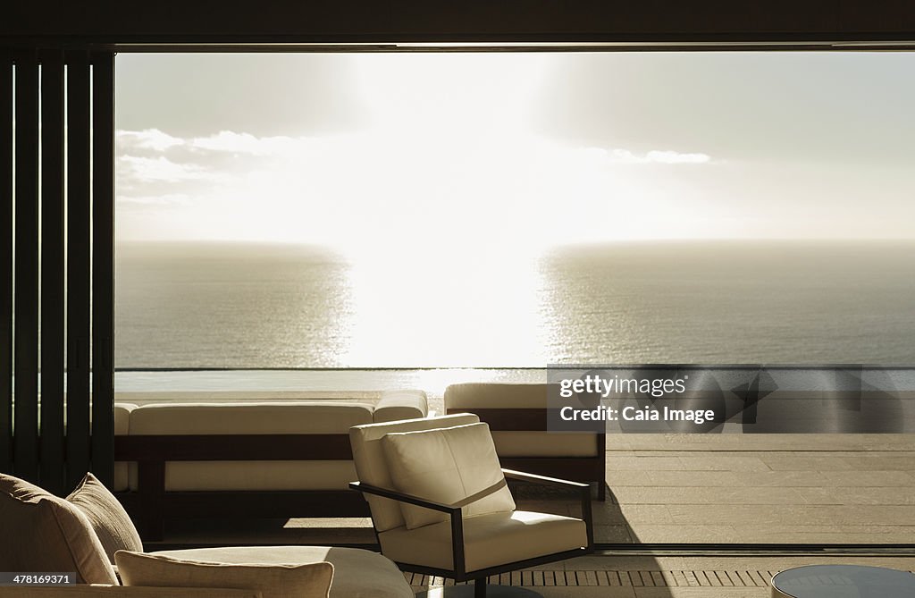 Moderna sala de estar com vista para mar ao pôr do sol