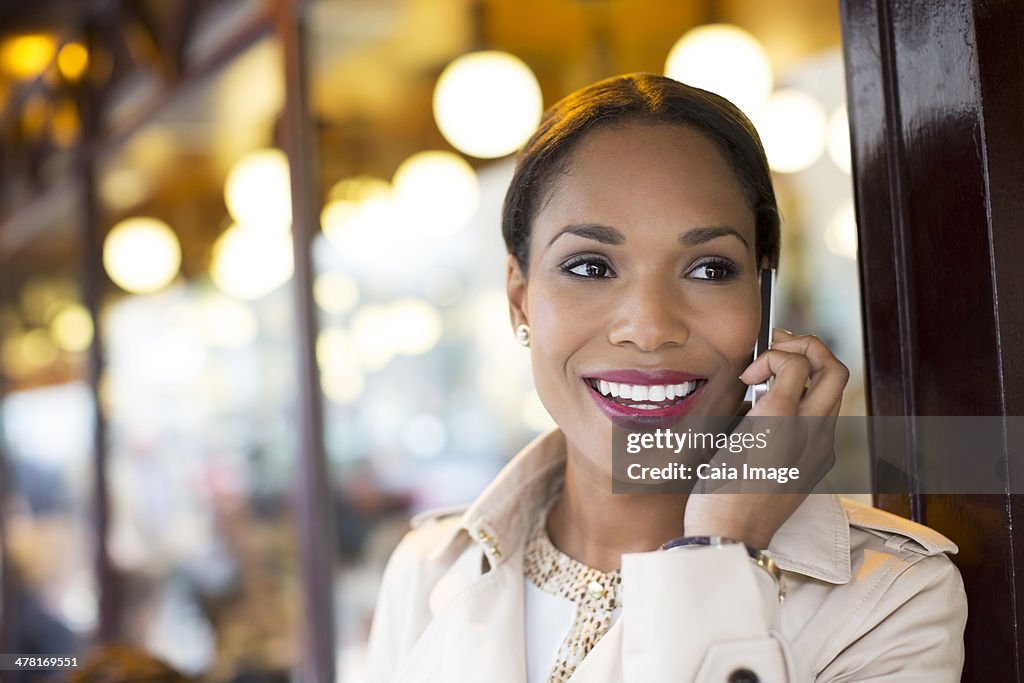 Femme d'affaires parler sur téléphone portable au café-terrasse