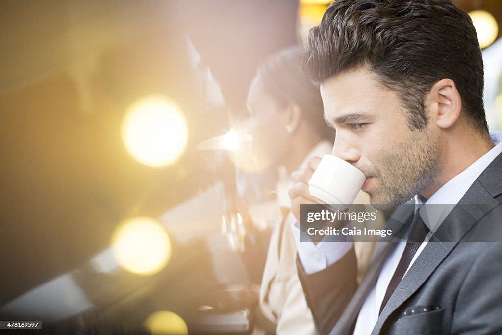 Homme d'affaires au café avec terrasse