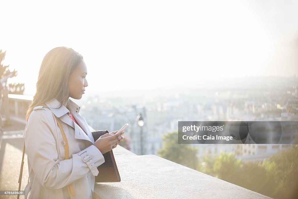 Geschäftsfrau mit Handy Blick auf Paris, Frankreich