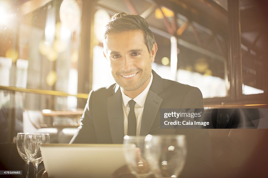 Mann mit digitalen tablet im restaurant