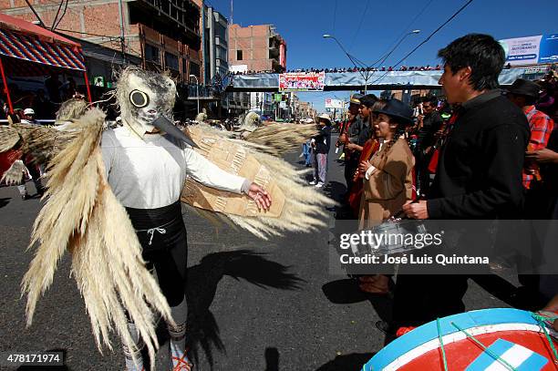 Man disguised as a bird performs Kella Kella dance on the street to celebrate the Andean-Amazonic New Year 5523 on June 21, 2015 in El Alto, La Paz,...