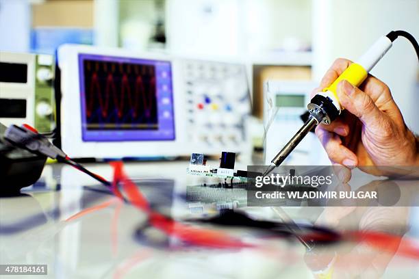 electronics research - oscilloscope stock pictures, royalty-free photos & images