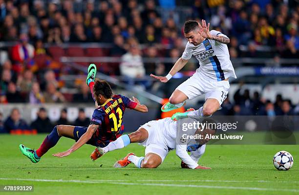 Neymar of Barcelona collides with Joleon Lescott and Aleksandar Kolarov of Manchester City during the UEFA Champions League Round of 16, second leg...