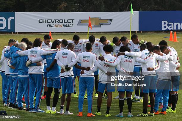 Members Colombia's team gather before a training session at San Carlos de Apoquindo on June 23, 2015 in Santiago, Chile. Colombia will face Argentina...