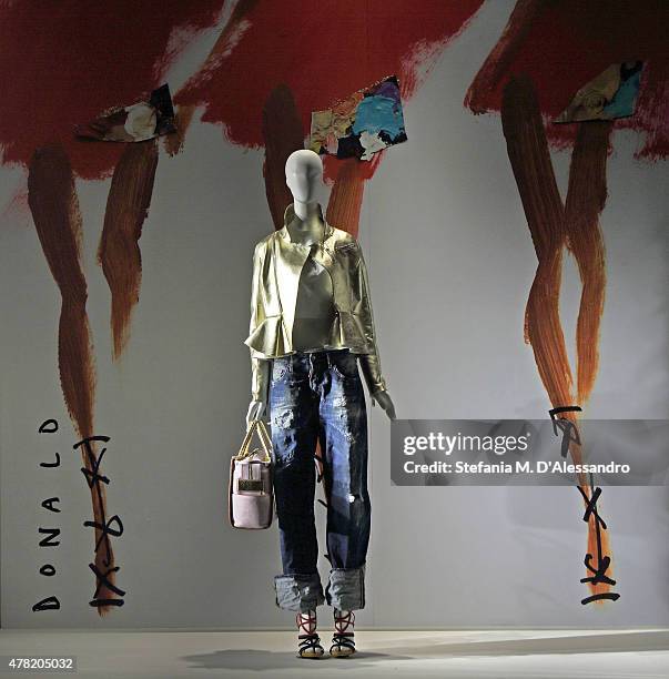 Italian Window Display 44 Dsquared Window Display Milan Italy Stock Photos, High-Res Pictures ...