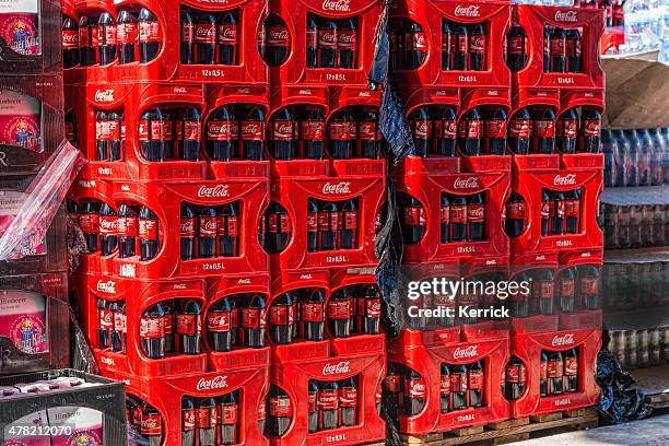 tragekörbe of coca-cola und flaschen im sonnenschein - coca stock-fotos und bilder