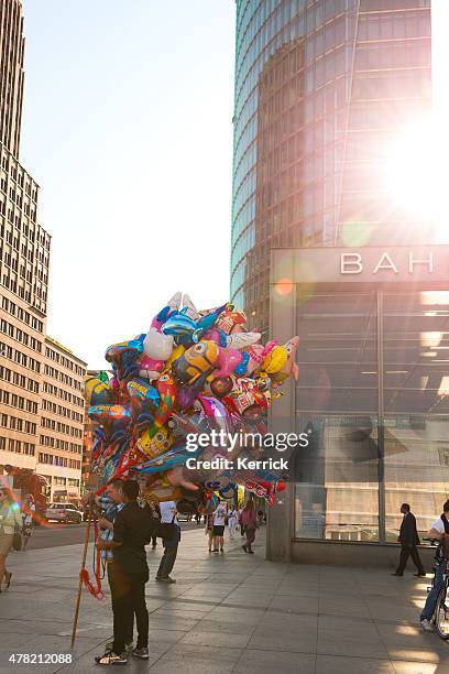 ballonverkäufer am potsdamer platz in berlin - helium luftballons stock-fotos und bilder