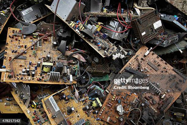 Computer Components Pile Pile Of Circuit Boards Photos and Premium High Res Pictures - Getty Images