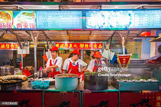 beijing vida nocturna cocineros en donghuamen street market individual de alimentos de china - caseta fotografías e imágenes de stock