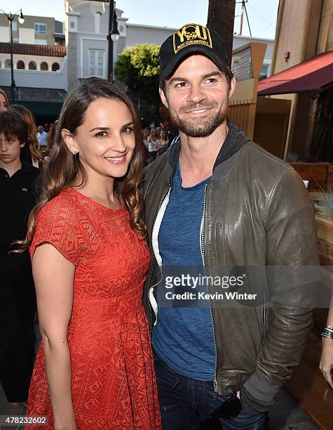 Actress Rachel Leigh Cook and Daniel Gillies arrive at the premiere of Warner Bros. Pictures and Metro-Goldwyn-Mayer Pictures' "Max" at the Egyptian...