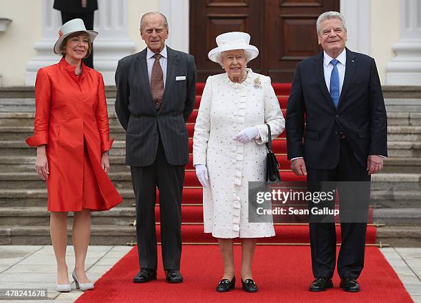 German President Joachim Gauck and his partner Daniela Schadt greet Queen Elizabeth II and Prince Philip, the Duke of Edinburgh, at Schloss Bellevue...