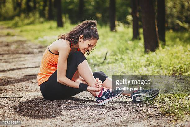 sport injury - women sport injury stock pictures, royalty-free photos & images