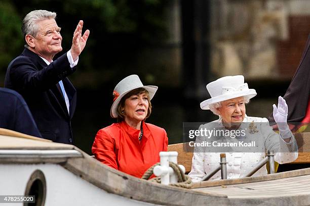 Daniela Schadt and Queen Elizabeth II and German President Joachim Gauck and Prince Philip, the Duke of Edinburgh, ride a boat on the Spree River on...