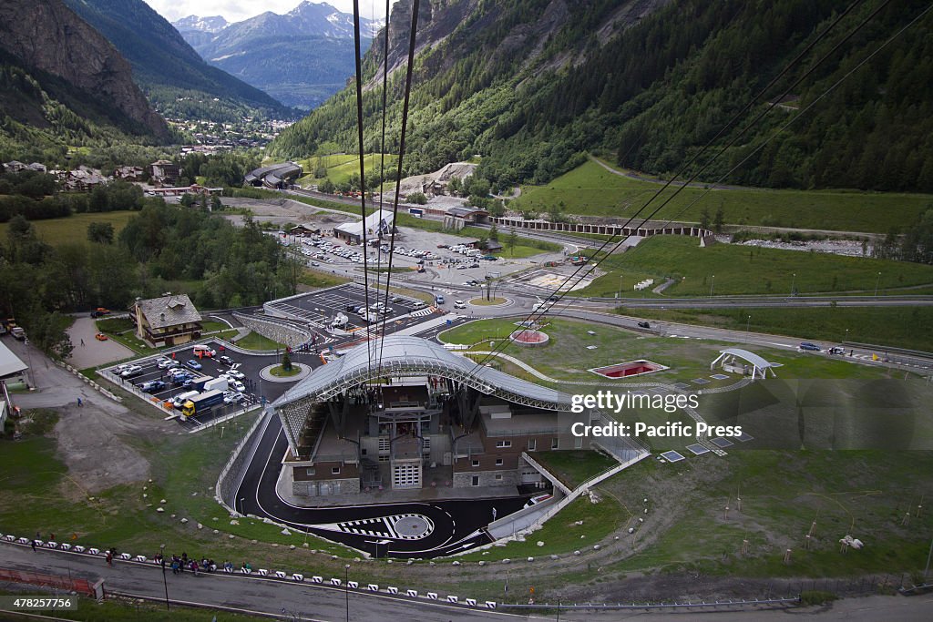 The departing station of the new Skyway cable car that...