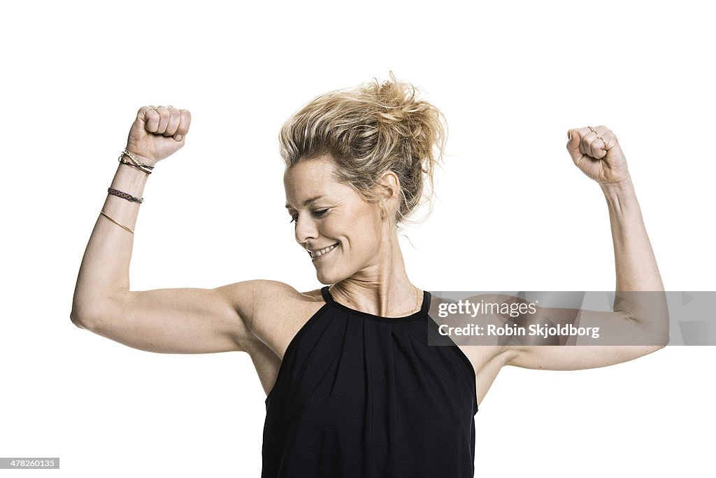 Sporty woman with arms in the air smiling