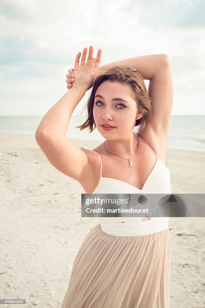 Schöne junge Frau in prom Kleid am Strand.