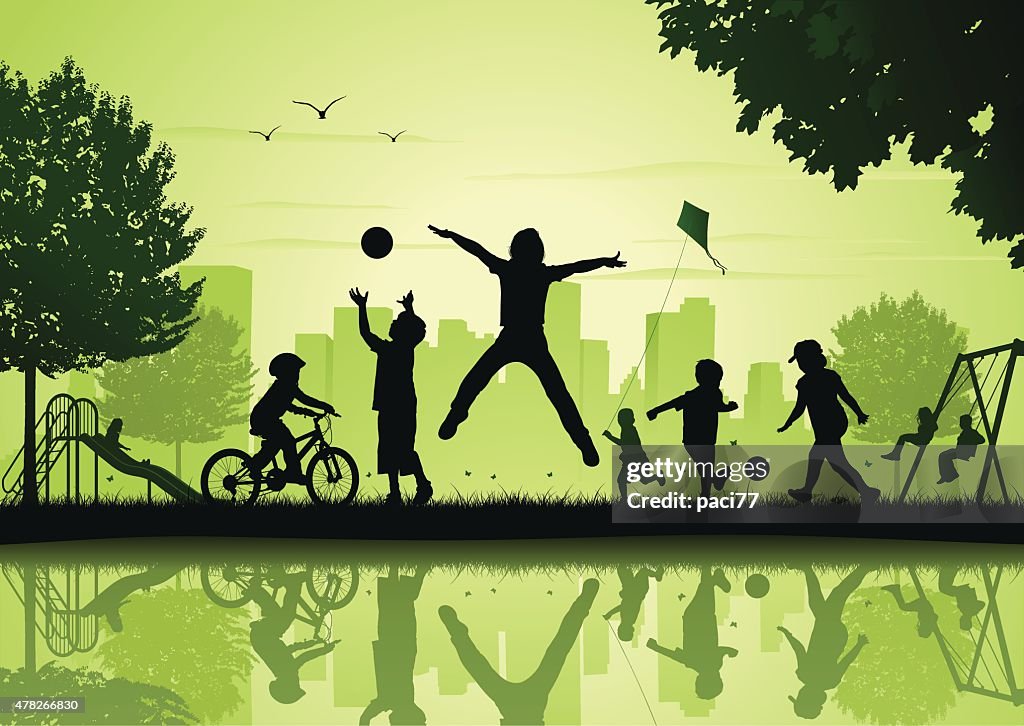 Niños jugando en el parque de la ciudad