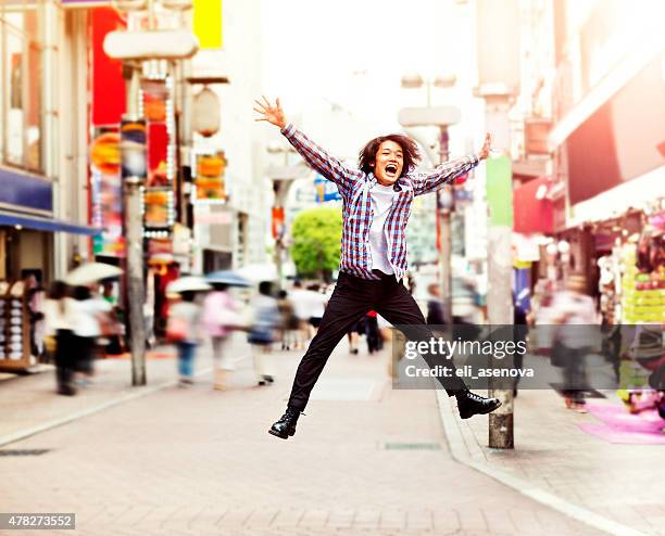 jeune homme asiatique sauter à pied à shibuya sur la rue - saut et lancer d'athlétisme masculin photos et images de collection