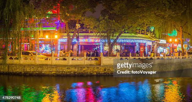 pechino al neon affollata colorate vita notturna di bar e ristoranti qianhai lago cina - houhai foto e immagini stock