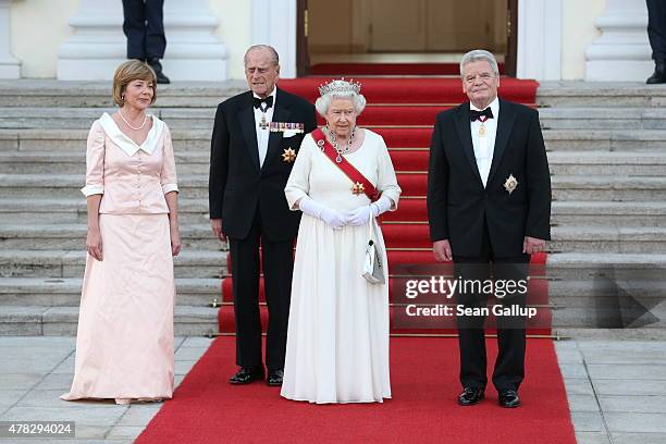 Daniela Schadt, Joachim Gauck, Queen Elizabeth II and Prince Philip, Duke of Edinburgh arrive at the Schloss Bellevue Palace on June 24, 2015 in...