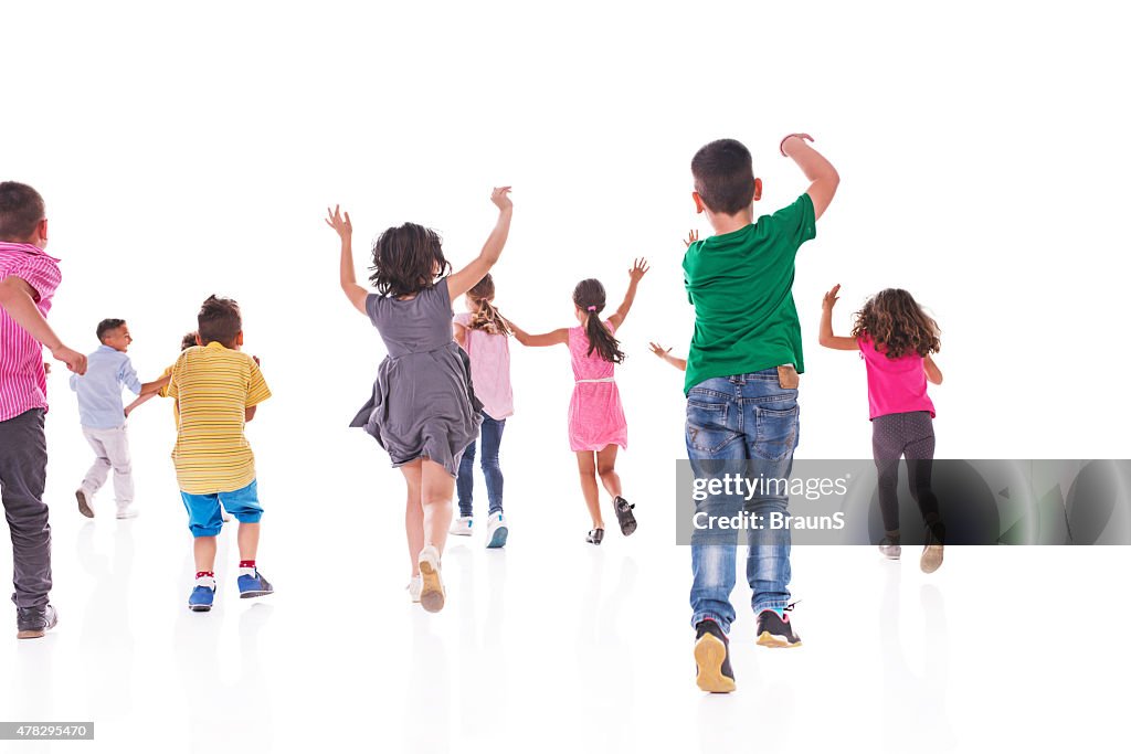 Vue arrière d'un groupe d'enfants courir.