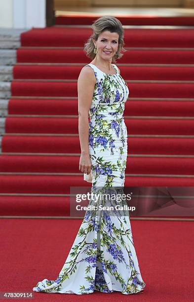 Violinist Anne-Sophie Mutter arrives for the state banquet in honour of Queen Elizabeth II at Schloss Bellevue palace on the second of the royal...