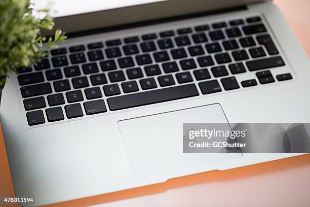 modern laptop keyboard - macbook business stockfoto's en -beelden