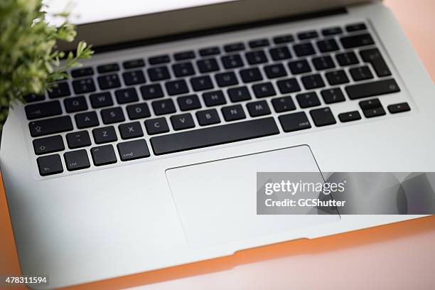 modern laptop keyboard - macbook business bildbanksfoton och bilder